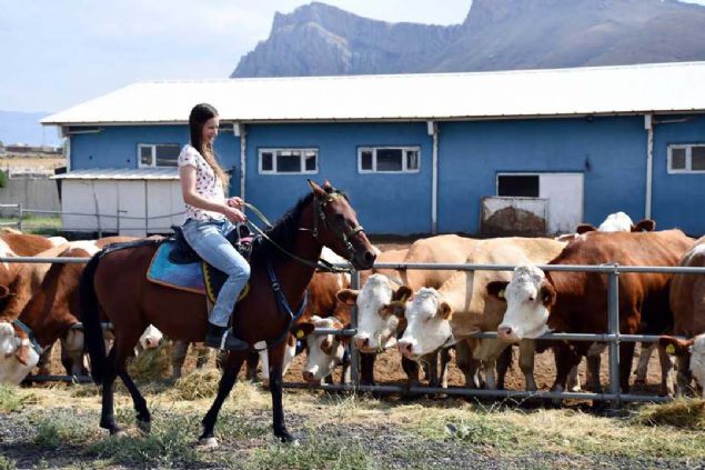 'Masa ba' iinden sklnca uluslararas kltrel deiim programna ye olan Avustralyal Alyssa Dunn, program sayesinde 12 bin kilometre uzaklktaki Ar'ya gelerek hem alma hem de tarihi ve turistlik yerleri tanma frsat buldu.     