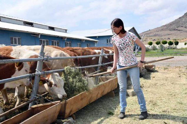 'Ev sahibi ailem ne yapmam istiyorsa yardm ediyorum. iftlikteki hayvanlarn gnlk bakm, bahe ileri ve hatta ngilizce pratii de yapyoruz.   <br><br>  Ben de Trke renmeye alyorum. Beni rahat ve mutlu hissettirmek iin ellerinden geleni yapyorlar.   