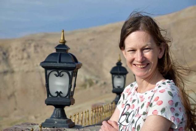 Programa ev sahibi kapsamnda ye olan ve 2015 ylnda devletin salad teviklerle kurulan st retim iftliinde almaya balayan Dunn, yaad ehirden 12 bin 200 kilometre uzakta farkl kltrleri tanmann mutluluunu yayor.    