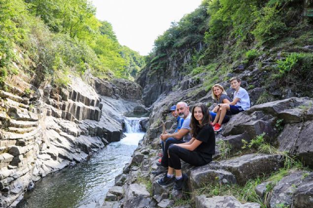 Yaz aylarnda dahi suyunun scakl 5 derece olan yaklak 2 kilometrelik kanyon, macera tutkunlarnn yan sra yerli ve yabanc turistlere ev sahiplii yapyor. 