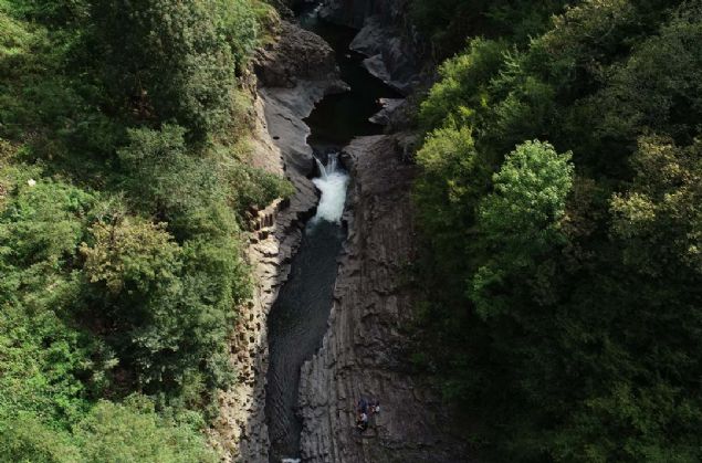 Lise rencisi pek Ylmaz ise ailesiyle kanyonu gezmeye geldiini belirterek, 'Ortam gerekten ok gzel bir huzurlu. Burann ailecek mutlaka gezilmesi gereken yerlerin banda olduunu dnyorum. Buras ayrca renciler asndan da snav ncesi moral bulabilecei gzel yerlerden birisi.' diye konutu. 