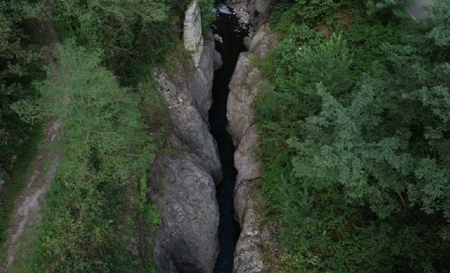 Kanyona yurt ii ve yurt dndan ok sayda ziyareti geldiini ifade eden Bayram, gelen turistlerin burada vadi boyunca gezinti yaptn, imkan bulduka da suya girerek serinlemeye altklarn aktard. 
