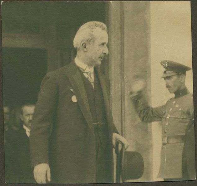 Trkiye'nin ilk babakan smet nn.   