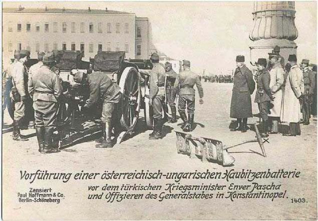 Harbiye Nazr Enver Paa ve kurmaylar stanbul'da Avusturya-Macaristan yapm havan topunu denetliyor.    