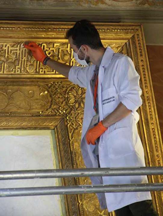 Dolmabah�e Saray�'n�n Selaml�k Salonundaki yaz� dairesinde ge�ti�imiz ay restorasyon �al��malar�na ba�lanan 'S�reyye Alay�' tablosu 1873 y�l�nda M�s�r Hidivi �smail Pa�a'n�n sipari�iyle �talyan ressam Stefano Ussi taraf�ndan resmedilmi�tir. 