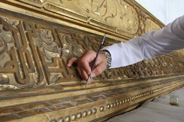 Tablonun ihti�aml� �er�evesinin bord�r k�sm�nda 'Kufi' hat ile yaz�lm�� Al-i �mran Suresinin 126. ayeti yer al�yor. 