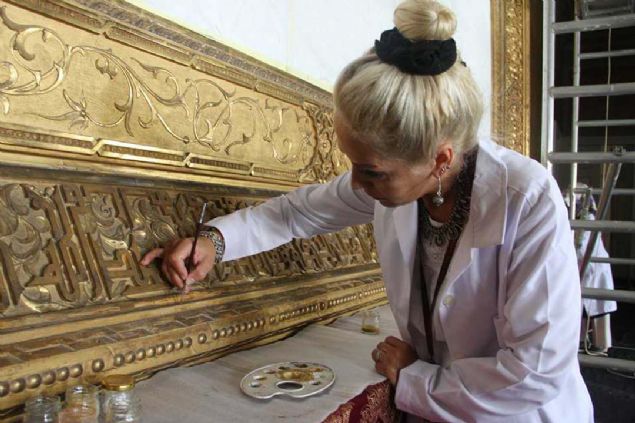 'S�rre Alay�' 25 metre kare boyutuyla Dolmabah�e Saray�'n�n en b�y�k ikinci tablosu olma �zelli�ine sahip bu tablo ayn� zamanda alt�n varak �er�evesi bak�m�ndan da saray�n en b�y�k tablosu. 