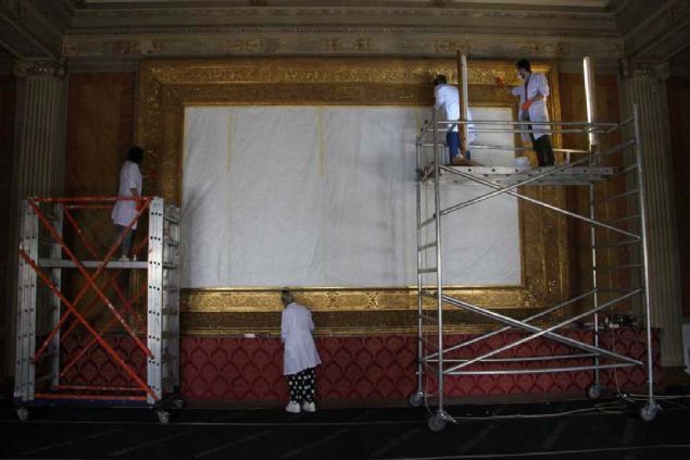 SARAYDAK� EN B�Y�K ALTIN VARAKLI �ER�EVE  <br><br>  Restorasyon �al��malar� hakk�nda bilgi veren Milli Saraylar �daresi Ba�kanl��� Alt�n Varak Atolyesi Koordinasyon Sorumlusu Arzu Kural, '�uan 14 no'lu yaz� dairesi 'S�rre Alay�' tablosunun �n�ndeyiz. 