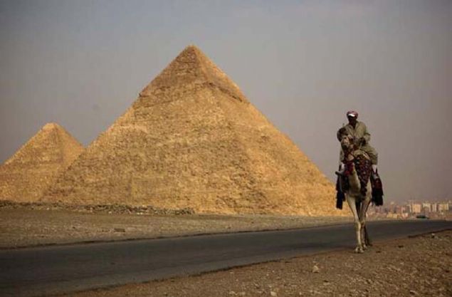 Kahire yak�nlar�ndaki Gize kentinde yer alan M�s�r Piramitleri g�n�m�zde dahi gizemini koruyor.   
