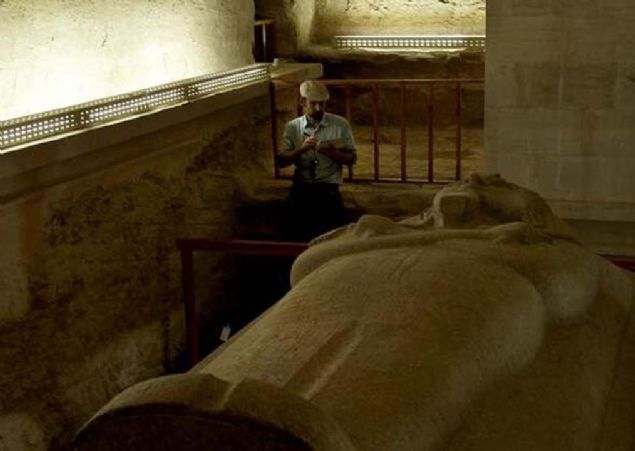 Lahit 1922'de a��ld���nda, Firavun Tutankamon'un mumyas� hakk�nda az say�da bilgi oldu�unu belirten Hughes, KV62 olarak adland�r�lan lahitin binlerce y�ld�r gizli kald���n� ve b�ylece lahitten herhangi bir �ey �al�nmad���n� vurguluyor.  