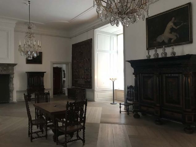 Kronborg ad�n� 1585'te Frederick II taraf�ndan R�nesans �atosu olarak yeniden yap�ld���nda alan kale, Kral 3. George'un k�z karde�i Krali�e Caroline Mathilde'nin 1772 y�l�nda burada mahkum edilmesiyle kraliyet ailesi i�in �nemini yitirdi. Kale, 1785'ten 1922 senesine kadar askeri ama�lar i�in kullan�ld�.   