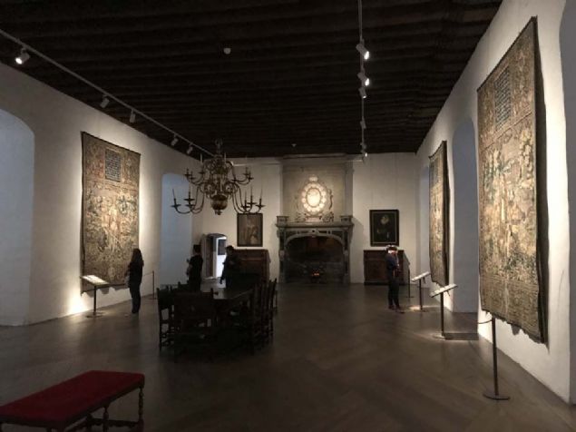 - Bale g�sterileri ilgi �ekiyor  <br><br>  Kaleye gelmeden �nce koruma maksad�yla yap�lm�� k�pr�ler, hendekler ve kap�lardan ge�iliyor.    