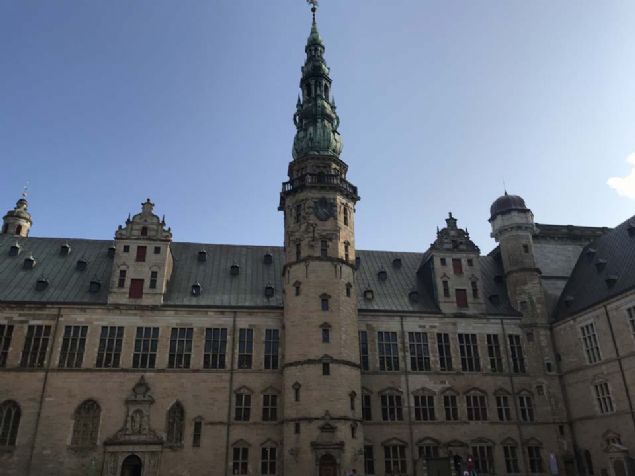 Her y�l binlerce turistin ziyaret etti�i 400 y�ll�k kalede, Danimarka Kraliyet Sanat��lar� e�li�inde dans eden Kraliyet Balesi'nin g�sterileri izlenebiliyor.   