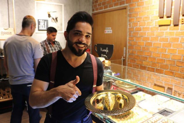 T�rk k�lt�r� ve mutfa��na duydu�u ilgiden dolay� Cakarta'da tatl� sat��� yap�lan i�letme a�an Irak k�kenli 35 ya��ndaki Abdul Rahman L Suud Alhammadi,   <br><br>  'T�rk mutfa��n�n e�siz lezzetlerinden baklavan�n Endonezya'da bilinirli�ini art�rmay� ama�l�yoruz. T�rk ustan�n yapt��� ve malzemeleri organik 24 ayar yaprak alt�n kaplamal� �zel baklavan�n�n dilimini bin dolardan sat�yoruz.' dedi.           