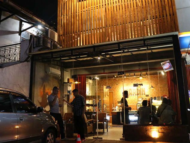 Gaziantep'ten Endonezya'ya �al��mak i�in gelen baklava ustas� Ali �i�ek, '30 y�ld�r baklava i�iyle u�ra��yorum. Burada bir�ok �e�itte baklava �retiyoruz.   <br><br>  Ayr�ca k�nefe ve s�tl� tatl�lar da yap�yoruz. Endonezyal�lara baklavay� sevdirmek istedik ve bunu da ba�ard�k. Bu ba�ar�dan dolay� gurur duyuyorum.' dedi.          