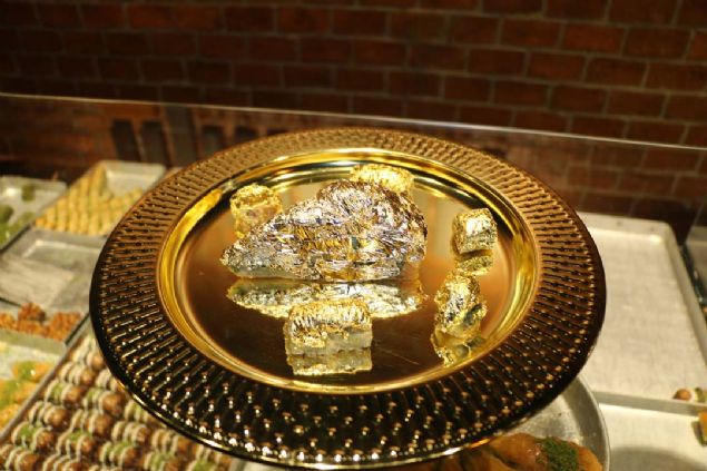 T�rkiye'de kald��� bir y�ll�k s�rede lezzetli baklava i�in bir�ok �ehir gezdi�ini dile getiren Abdurrahman,  <br><br>  'Kuzeyden g�neye, bat�dan do�uya �stanbul, �zmir, Bodrum ve Mardin gibi bir�ok yeri gezdim. Yedi�imde ger�ekten lezzetli olan baklavay� Gaziantep'te buldum ve i� g�r��meleri sonras� buradan bir usta ile �al��maya ba�lad�k.' ifadelerini kulland�.       