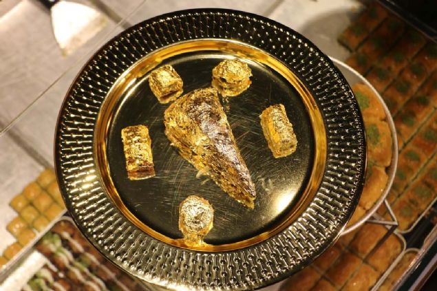 Alt�n kaplama tatl�yla Endonezya'da baklavaya y�nelik dikkati �ekmeyi ama�lad�klar�n� dile getiren Alhammadi, <br><br>  'Baklava i�in gerekli bir�ok malzemeyi T�rkiye'den, baz�lar�n� da civar �lkelerden temin ediyoruz.   <br><br>  Baklavalar�m�z� Gaziantep'ten getirtti�imiz baklava ustas� pi�iriyor. M��terilerimiz tatl�lar�m�zdan �ok memnun.' diye konu�tu.       