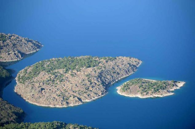 Seyrine doyumsuz manzaras ve el dememi doasyla ziyaretilerini kendine hayran brakan Nemrut, grenleri adeta bylyor.     