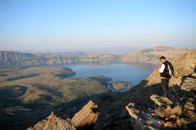 Turist rehberi Murat Cengiz de zmir ve Salihli'den tura katlan misafirlerle Dou ve Gneydou Anadolu blgelerini gezdiklerini anlatt. Tur kapsamnda Nemrut Krater Gl'n ziyaret ettiklerini ifade eden Cengiz,   