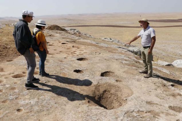 Karahantepe kazlarnda alan iiler, blgede yaayan ailelerden seilirken, kaz alannn ileriki yllarda turizme alacak olmasnn da yre halk iin yeni bir istihdam kaps olmas bekleniyor.  