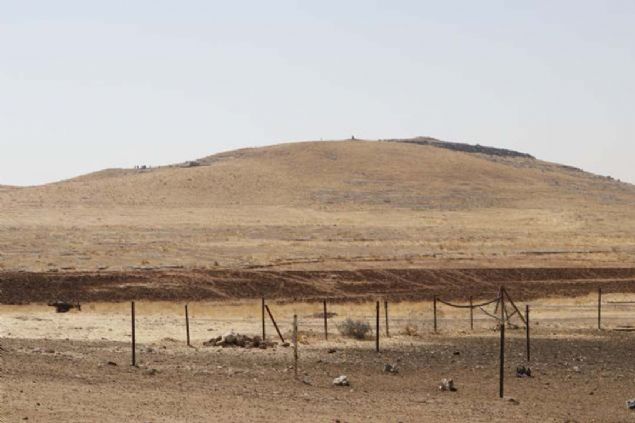 Gbeklitepe'deki dikili talarla benzerlik gsteren ve ilk belirlemelere gre neolitik dneme ait 'T' biiminde 250 dikilitan bulunduu anlurfa'daki Karahantepe'de balayan kazlar blgede heyecan uyandrd.  