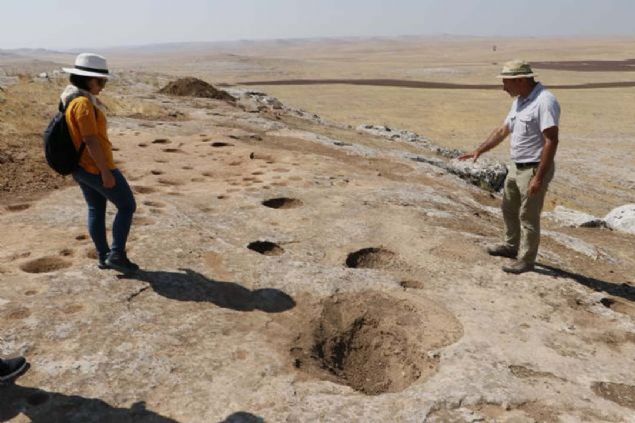 Kentteki kltr envanterinin tespiti iin balatlan almalar kapsamnda, ehir merkezine 46 kilometre mesafede bulunan Tek Tek Dalar Milli Park ierisindeki Kargal Mahallesi yaknlarnda, aratrmaclar tarafndan 1997 ylnda yzey aratrmas srasnda Karahantepe'deki yaplar fark edildi.  