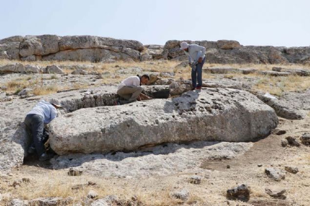 Bu aratrmalarda, UNESCO Dnya Miras Listesi'nde yer alan Gbeklitepe'deki yaplara benzeyen ve ilk belirlemelere gre neolitik dneme ait 'T' biiminde 250'nin zerinde dikili ta tespit edildi.  