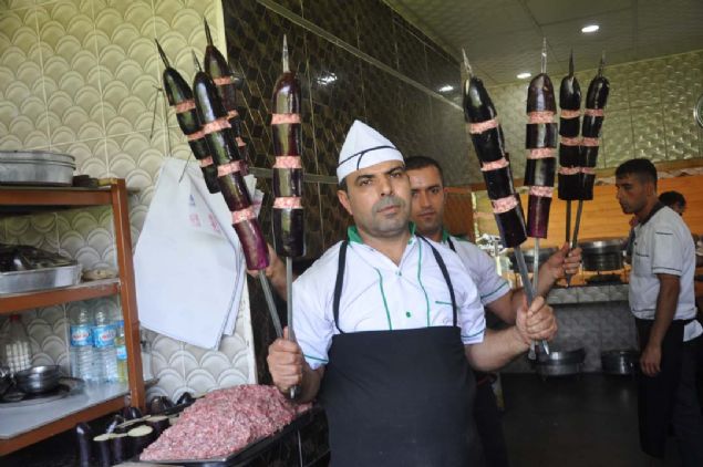 Birecik Belediye Bakan Mahmut Mirkelam, AA muhabirine yapt aklamada, yrede yetien patlcann lezzetiyle ilenin tantmna byk katk saladn syledi.     
