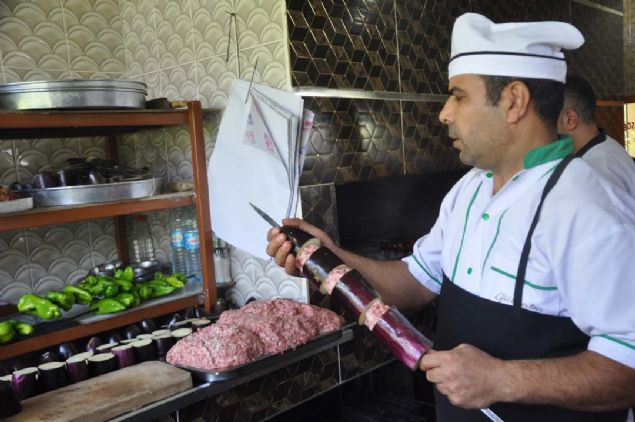 Patlcan kebabn yemek iin en ideal dnemin austos-kasm aylar olduunu vurgulayan Glbaba, unlar kaydetti: 