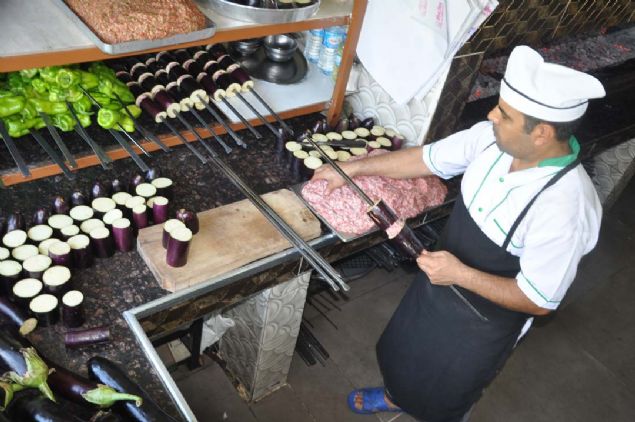 anlurfa'da, corafi iaret belgesiyle tescillenen Birecik patlcan, kebabyla damaklarda unutulmayan bir lezzet brakyor.     