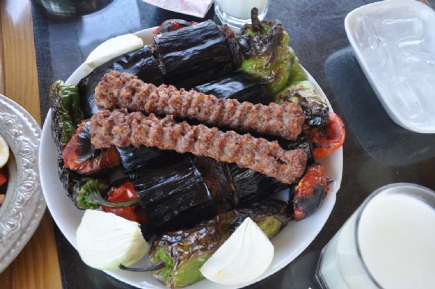 - Yerli ve yabanc turistlerin ilgisini ekiyor  <br><br>  Glbaba, Birecik patlcannn belli dnemlerde yetimesinden dolay kebabnn tadna bakmak isteyenlerin bu dnemde younluk oluturduunu ifade etti. 