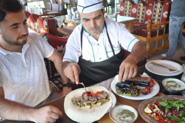 Daha nce yiyenlerin mutlaka bir kez daha patlcan kebab yemek iin yremizi tercih ettiklerini gryoruz. Younluk yaadmz hafta sonu gnlerinde gnlk yaklak 500 ile 700 kiiye patlcan kebab karyoruz... 