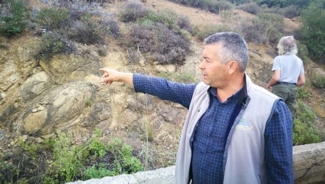 <p>  	Kayalarda yap�lan incelemeler �znikli vatanda�lar�n da dikkatini &ccedil;ekti. &Ccedil;i&ccedil;ekli k&ouml;y&uuml;nde ya�ayan Fevzi Gergin, &Ccedil;aylar mevkiindeki tarlas�n�n s�n�r boyunda bulunan kayalarda b&uuml;y&uuml;k bir ke�fe imza att�.&nbsp;</p>  