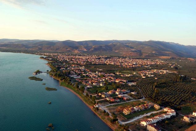 <div>  	T&Uuml;B�TAK ve TTGV deste�inde bilimsel &ccedil;al��malar y&uuml;r&uuml;ten Orta Do�u Teknik &Uuml;niversitesi (ODT&Uuml;) Yer, Deniz ve Atmosfer Bilimleri Ara�t�rma Grubu Y&uuml;r&uuml;tme Sekreteri Prof. Dr. Demir Alt�ner,&nbsp; �stanbul Teknik &Uuml;niversitesi (�T&Uuml;) Avrasya yer Bilimleri Enstit&uuml;s&uuml;, Deniz Jeolojisi ve Jeofizik Ara�t�rmalar� ve Depremsellik Koordinat&ouml;r&uuml; Prof. Dr. Aral Okay ve ODT&Uuml; Ara�t�rma G&ouml;revlisi Serdar G&uuml;rkan Atasoy, �znik'te kayal�klarda incelemelerde bulunmu�lard�.&nbsp;</div>  