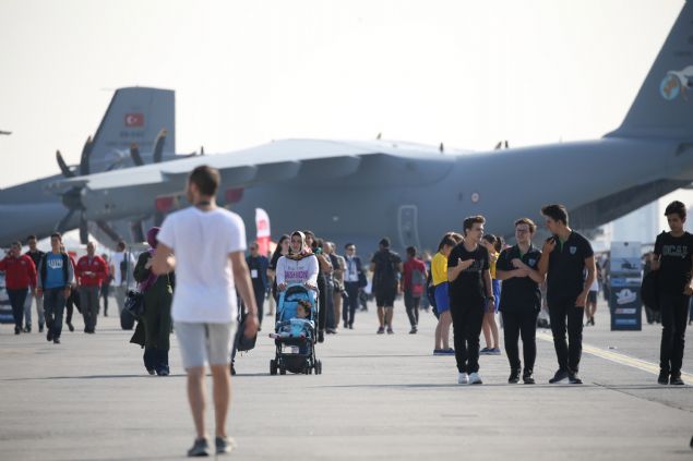 UU GSTERLER NEFES KESECEK  <br><br>  Festivali ziyaret edenler yerde ve gkte birok hava aracn grme frsat yakalayacak.  <br><br>  Trk Havaclk ve Uzay Sanayii, 5'inci nesil sava ua Milli Muharip Uak'n birebir modelini Trkiye'de ilk kez festivalde sergileyecek. TUSA tarafndan retilen Atak helikopteri ve yeni nesil temel eitim ua Hrku, festivalde uu gsterisi yapacak. irket ayrca genel maksat helikopteri Gkbey, insansz hava aralar Anka ve Aksungur, jet eitim ve hafif taarruz ua Hrjet ile Ar Snf Taarruz Helikopteri'ni sergileyecek.   