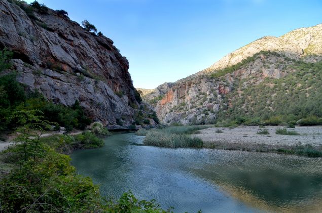 'Kybele, bir�ok uygarl�k taraf�ndan benimsenen, do�ay� ve bereketi simgeleyen, kad�n do�urganl���yla ya�am� devam ettirdi�i i�in �ok�a tasvir edilen bir fig�r. Biz onu kabartmalarda, heykellerde, resimlerde g�rebiliyoruz. Anadolu'nun en b�y�k Kybele kabartmas� �orum'dad�r, Ortak�y il�emizdeki �ncesu Kanyonu'nda yer almaktad�r. Olduk�a zor bir co�rafi b�lgede bulunuyor. Helenistik D�nem'e ait Kybele kabartmas�, milattan �nce 2'nci y�zy�la tarihleniyor.' 