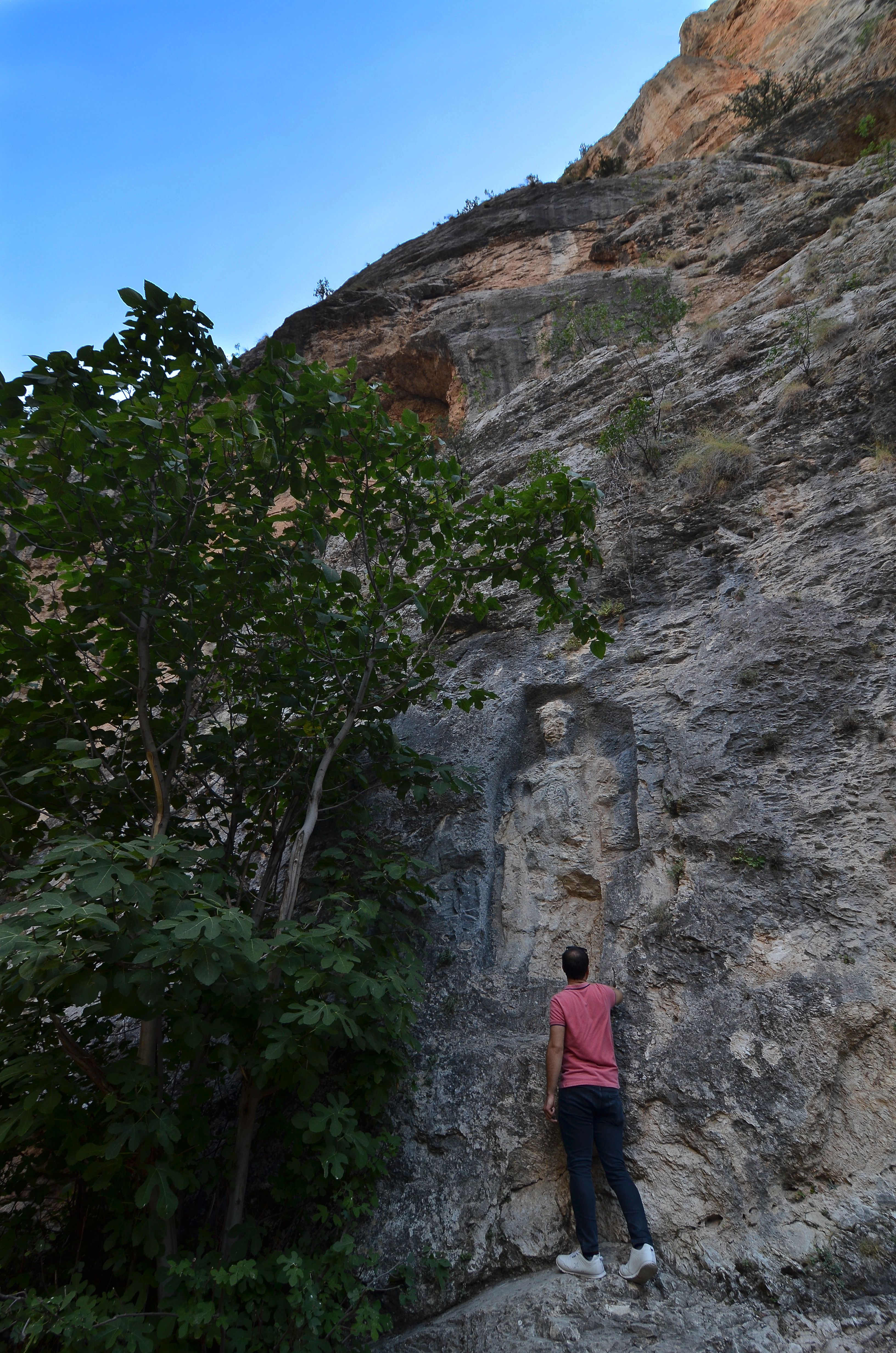 �l K�lt�r ve Turizm M�d�r� S�meyra �eng�l, AA muhabirine, uzman ekibin incelemenin ard�ndan Bakanl��a sunmak �zere rapor haz�rlad���n� belirterek 'K�lt�r ve Turizm Bakanl���, incelemenin ard�ndan Kybele kabartmas�n� 'k�lt�r varl���' olarak tescilledi.' dedi. 