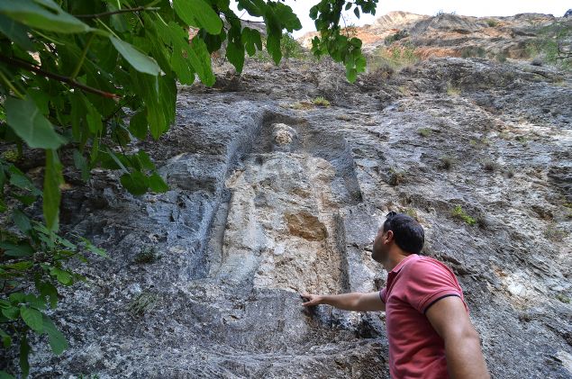 Bu kapsamda �apinuva Kaz� Ba�kan� Prof. Dr. Ayg�l S�el, Hattu�a Kaz� Ba�kan� Prof. Dr. Andreas Schacahner ile Almanya Erfurt �niversitesinden restorat�rler Thomas Staemmler, Thomas Silber, Charis Hentzschel ve Loise Krischok'tan olu�an uzman ekip, Kybele kabartmas�n� inceledi. �ncelemenin ard�ndan haz�rlanan rapor, K�lt�r ve Turizm M�d�rl���ne teslim edildi. 