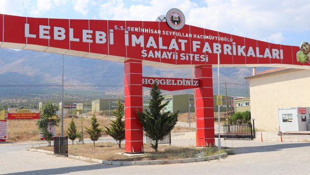 Serinhisar ilesindeki Leblebi Sanayi Sitesi'nde 39 leblebi eidiyle farkl lezzetler arayanlarn talepleri karlanyor. 