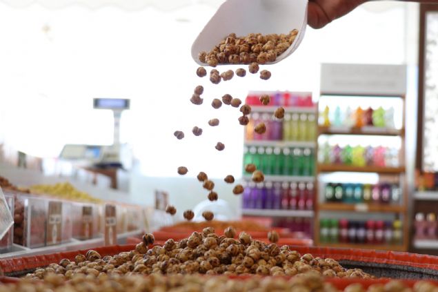 15 bin nfuslu ilenin tek gelir kayna olan leblebiler baka lkelerin yan sra leblebisiyle mehur orum'a bile gnderiliyor. Serinhisar'da bulunan 160 leblebi imalats Trkiye'nin leblebi pazarnn yzde 80'inini karlyor. 