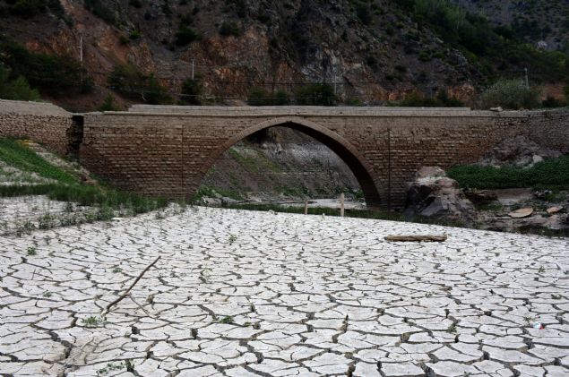 Barajn faaliyete girmesiyle sular altnda kalan ve 17'nci yzyln son eyreinde yapld tahmin edilen Torul Kprs ile bir ev, su seviyesinin dmesi ve mevcut suyun elektrik retimi iin tutulmasnn ardndan gn yzne kt.     