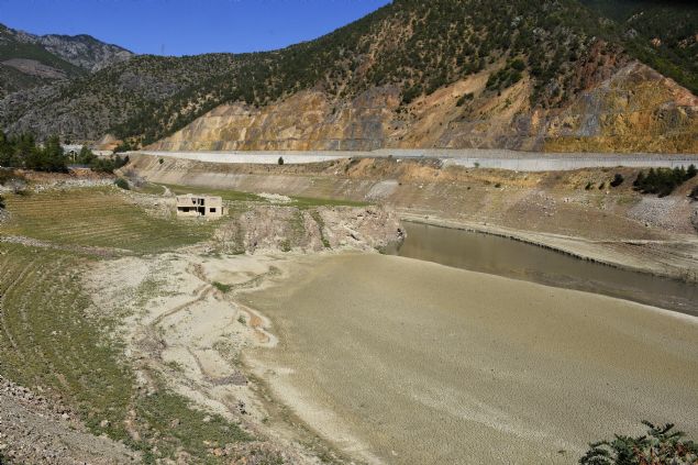 Kprnn baraj nedeniyle sular altnda kaldn ve zaman zaman austos ve eyll aylarnda su seviyesinin azalmas ve enerji retimi iin su tutulmasyla gn yzne ktn ifade eden Doan, unlar kaydetti:     