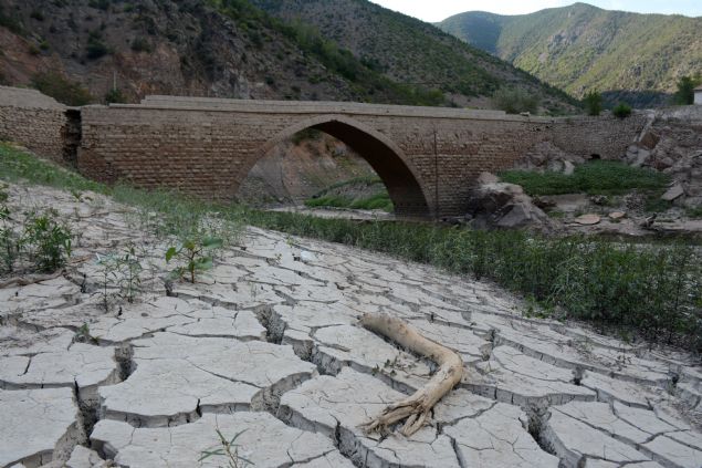 Eski Gmhane-Trabzon kara yolu zerinde, 14 metre ykseklie sahip kpr, vatandalarn dikkatini ekti.    Baz vatandalar kpr etrafnda gezinerek scan etkisiyle oraklaan baraj kenarnda fotoraf ektirdi. 