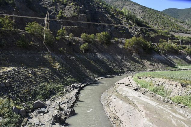 Kpr, 69 metre uzunlua, 14 metre yksekliinde ve 6 metre geniliinde, sivri kemerli bir mimariye sahip. Her yl yaz aylarnda sularn ekilmesiyle tarihi kprnn de gn yzne ktn gryoruz. Konuyla ilgili olanlar gelip ziyaret ediyorlar.' 