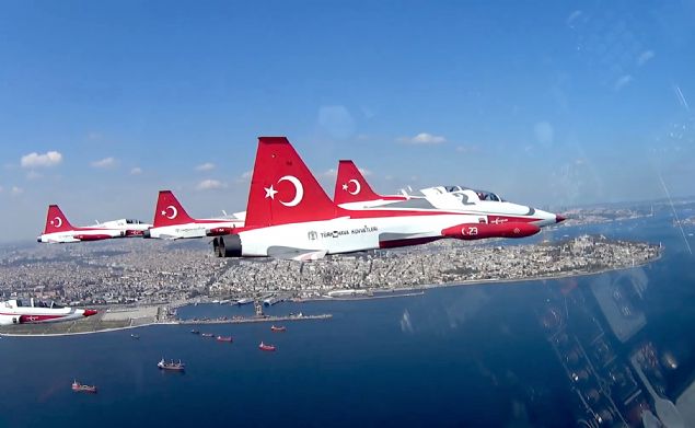 Birbirinden gzel stanbul Boaz sahnelerin yer ald grntlerde, 15 Temmuz ehitler Kprs, Yavuz Sultan Selim Kprs, Fatih Sultan Kprs, Kz Kulesi ile Trk Yldzlar'nn TEKNOFEST stanbul'un yapld Atatrk Havaliman'na inileri grlyor.     