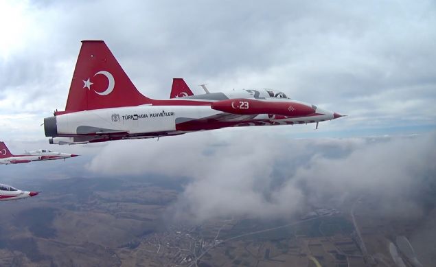 Trkiye'nin 'gkyzndeki milli takm' Trk Yldzlar da festival kapsamnda uularn gerekletirdi. Festivalin ilk gnnde Eskiehir'deki 1. Ana Jet s Komutanlndan havalanan Trk Yldzlar, TEKNOFEST'in allarnda gelenek haline gelen ve grenlerin festivalin baladn anlamasn salayan stanbul semalarndaki selamlama uuunu yapt.     