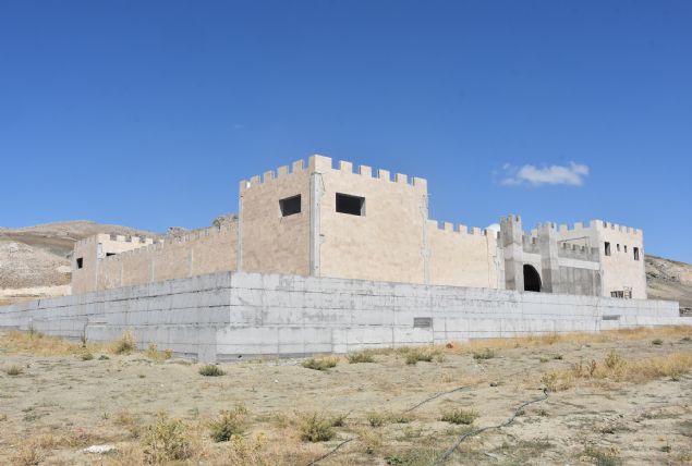  Ayrca surlar evreleyen alanda ina edilen blmde ise alabalk retimi gerekletirilecek. Tesis ierisinde herkese ak lokanta, kafe gibi sosyal donatlar da bulunacak. Yapm devam eden tesisin inaat almalarnn gelecek yl iinde bitirilmesi hedefleniyor.   