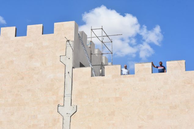 Gazi Osman Paa Mahallesi Muhtar Esmani Gngrmez ise,'Mahallemiz iin bu yatrm gayet gzel bir ey. Ben ve halkmz da memnun. Blgemize de faydas olacaktr. Yapmna balandnda ben de ardm. Hayvanclk yaplacak ve kale eklinde olacak. Trkiye'de byle bir yap yok diye biliyorum. Sabrszlkla aln bekliyoruz. Vatandalar da ok merak ediyor' diye konutu.   