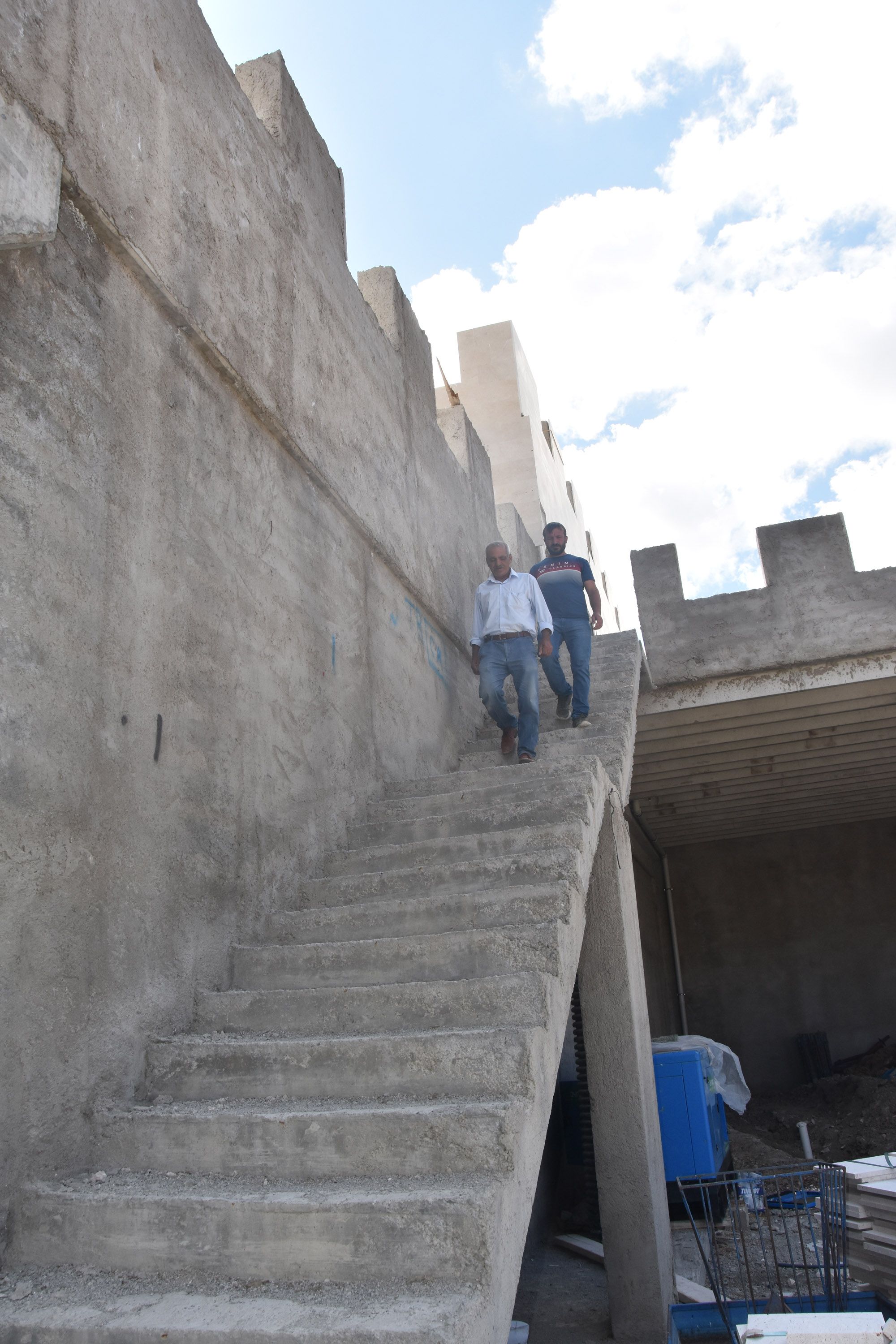 Buras entegre bir hayvanclk tesisi olacak. Buray anayol zerinden grp, gelip ziyaret edenler oluyor. Buraya gelip, bakp geziyorlar. Kale grnml al grdklerinde aryorlar. Trkiye'de bildiim kadaryla ilk defa byle bir kale grnml yer var' dedi.   