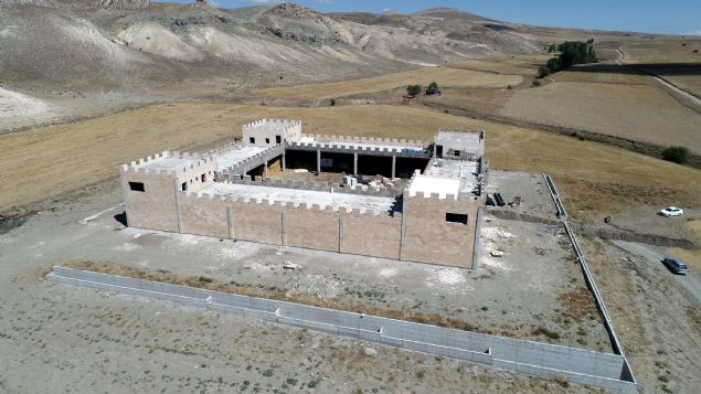 Merak edip blgeye gidenler ise kale mimarisi ile ina edilen yapnn entegre bir hayvanclk tesisi olacan renince aknlk yayor. Tamamlandnda yaklak 2 bin hayvann barnaca tesiste et ve st retimi yaplacak. 